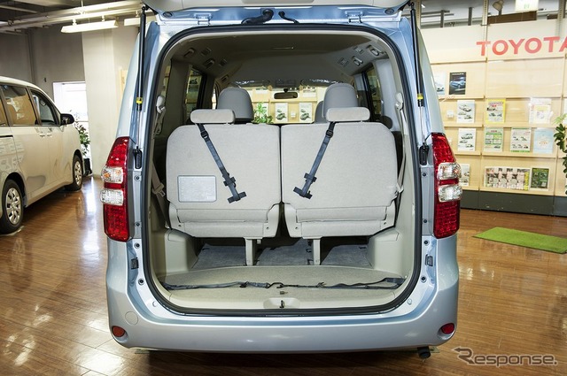 トヨタ ノア サイドリフトアップシート車(標準タイプ) 荷室