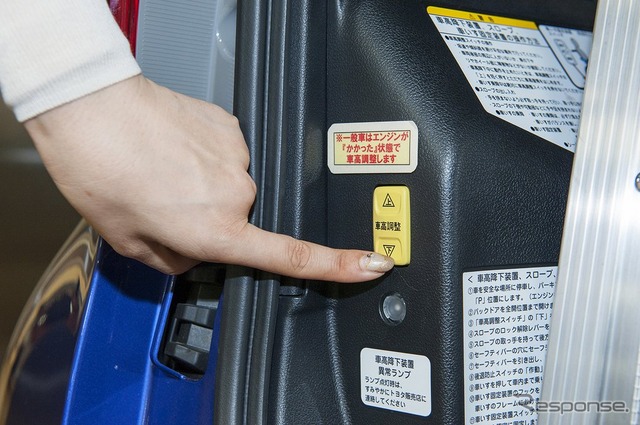 トヨタ ラクティス 車いす仕様車(スロープタイプ) 助手席側リヤシート付 エアサスが付いており、車高調整が可能