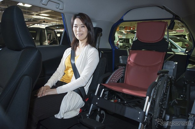 トヨタ ラクティス 車いす仕様車(スロープタイプ) 助手席側リヤシート付 ルーフは高められているので車いす乗員の窮屈感は低減されている