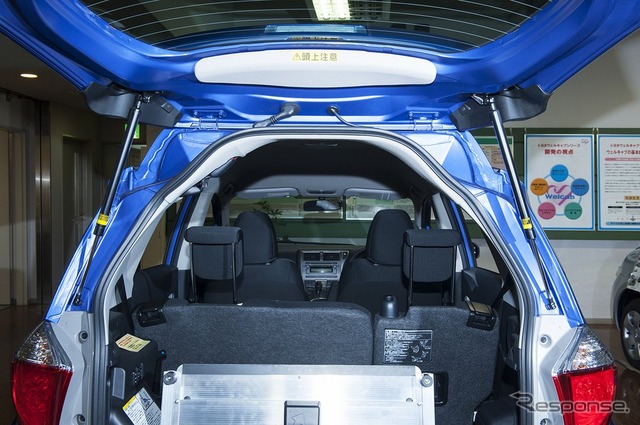 トヨタ ラクティス 車いす仕様車(スロープタイプ) 助手席側リヤシート付