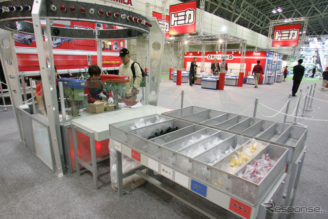 【東京モーターショー04】自分で組み立てたミニカーをその場で買える