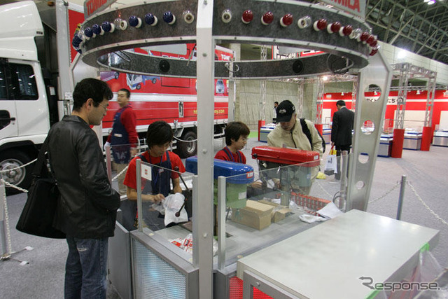 【東京モーターショー04】自分で組み立てたミニカーをその場で買える