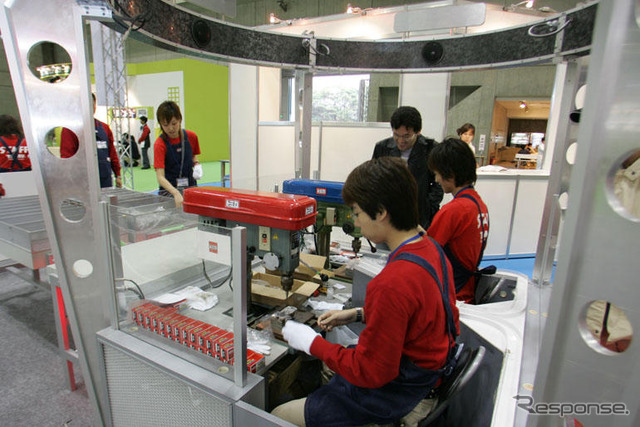 【東京モーターショー04】自分で組み立てたミニカーをその場で買える