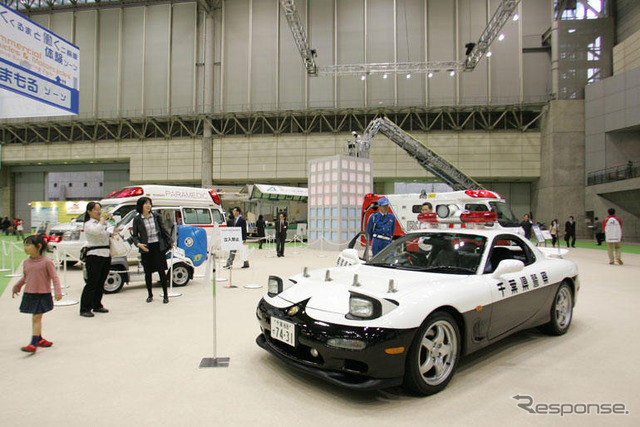 【東京モーターショー04】体験ゾーン…RX-7のパトカーにも乗れる