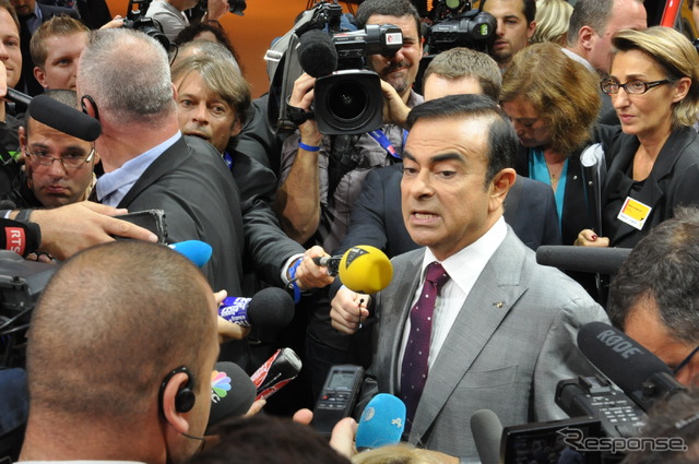ゴーンCEOが登場したパリモーターショー12