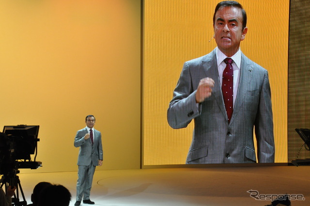 ゴーンCEOが登場したパリモーターショー12ルノーブース