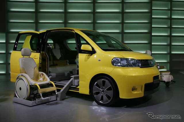 東京モーターショー04】ポルテ、両側スライドドアは車いす向け 東京モーターショー04】ポルテ、両側スライドドアは車いす向け