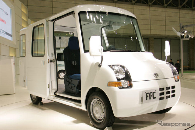 【東京モーターショー04】ダイハツ FFC、市販化へ応援ヨロシク