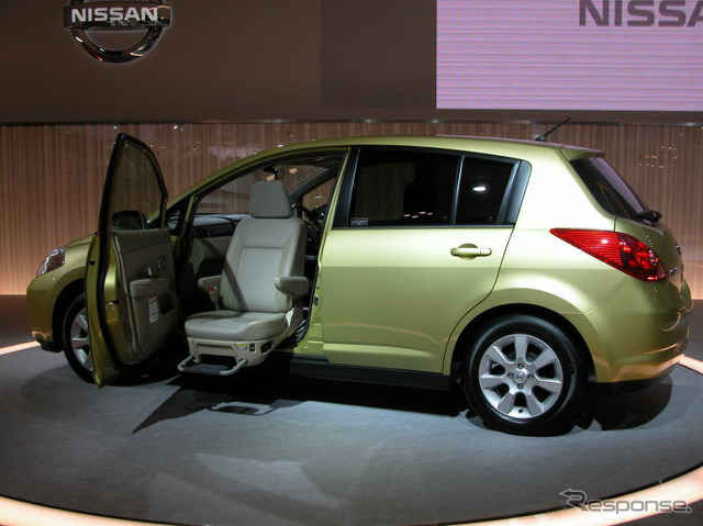 【東京モーターショー04】日産 ティーダに2種類の助手席回転シート