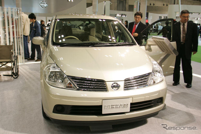 【東京モーターショー04】日産 ティーダに2種類の助手席回転シート