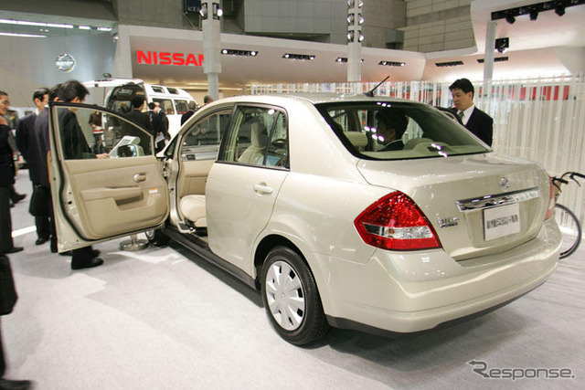 【東京モーターショー04】日産 ティーダに2種類の助手席回転シート