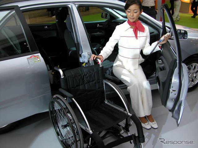 【東京モーターショー04】三菱自動車、車いすを電動収納できるランサー