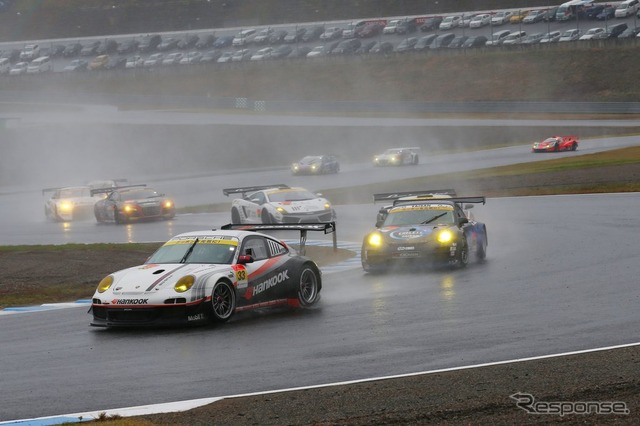 【SUPER GT 最終戦】GT300は峰尾/横溝組のポルシェが逆転でタイトル制す［写真蔵］