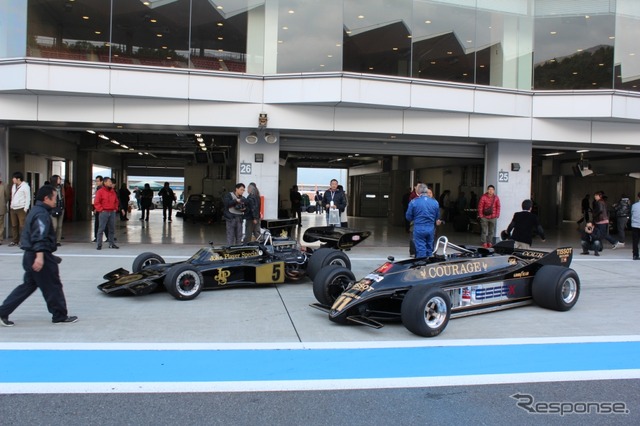 奥はロニー・ピーターソンがドライブしたロータス・72E。手前は実践に投入できなかったロータス・88B