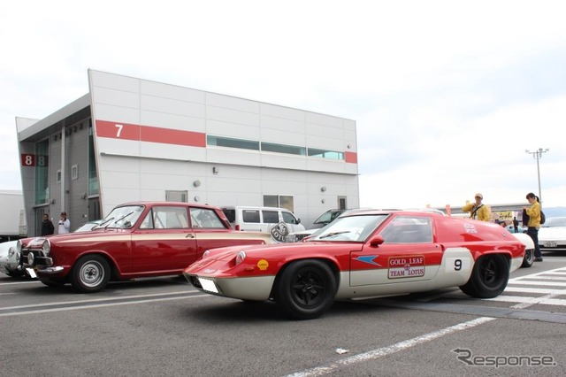 ゴールド・リーフカラーのロータス・47GT(手前)とコルチナ・ロータス(奥)