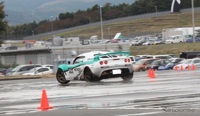 日本ジムカーナ選手権に出場している柴田優作選手が、自らのマシン「ADVAN ペトロナス EXIGE」でジムカーナ同乗走行を実施。