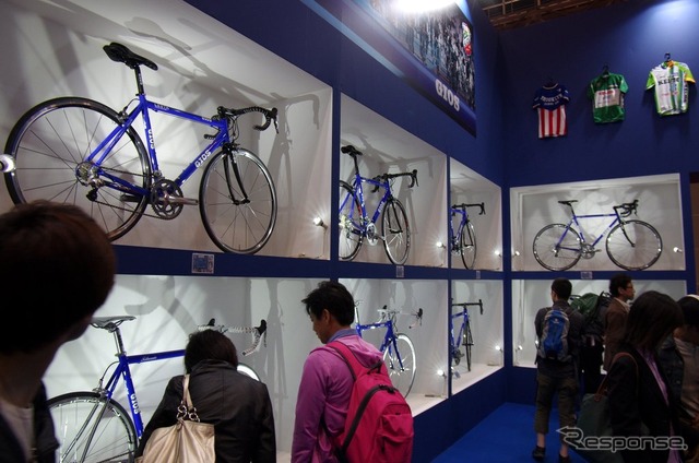 GIOSブース。65周年記念モデルのクラシックバイク「スチールマスター」が人気