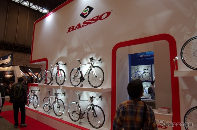 BASSOはタイムトライアルバイクの「コノス」を前面に押し出した