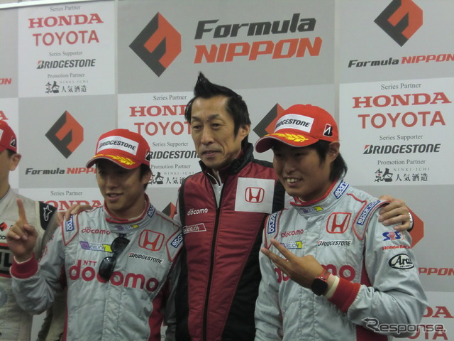 第1レースを1-3フィニッシュしたダンディライアン勢。左から優勝の伊沢、村岡潔監督、3位塚越。