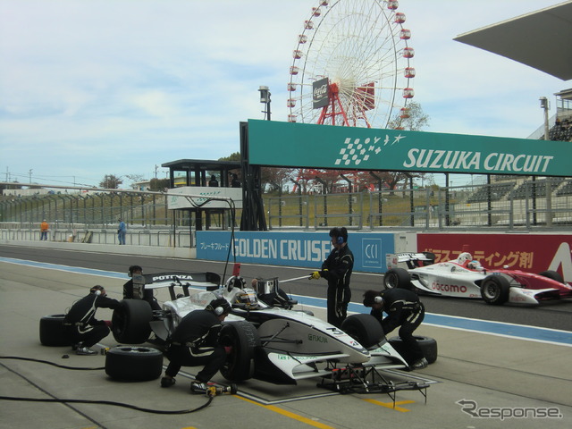 近藤真彦監督率いるKONDOレーシングが、ピット作業の練習をこなす（ドライバーは安田裕信）。