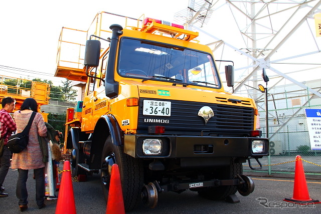 東京都交通局のウニモグ(軌陸両用架線作業車)