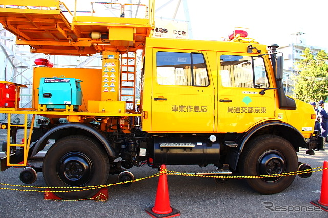 東京都交通局のウニモグ(軌陸両用架線作業車)