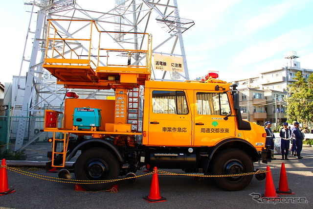 東京都交通局のウニモグ(軌陸両用架線作業車)