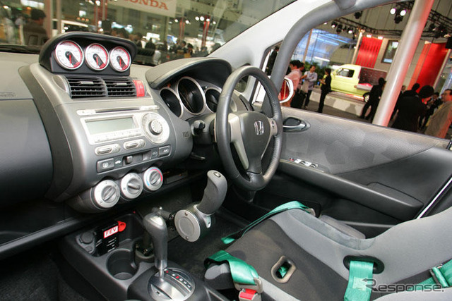 【東京モーターショー04】ホンダ フィットにサーキット用の自操車