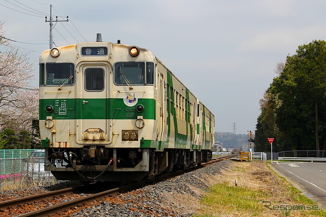 国鉄時代の気動車キハ40系が走る烏山線