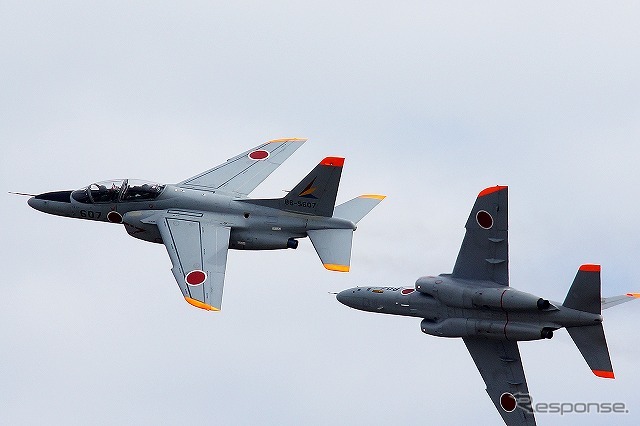 元戦闘機パイロット(50歳代)がT-4練習機を飛ばす。ブルーインパルスに対抗し、シルバーインパルスを自称する。
