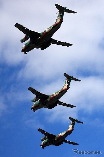 6機が二手に分かれて飛行した。