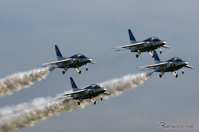 会場が最高潮に盛り上がるのはブルーインパルスが飛ぶころ。広大なエプロン(駐機場)が人で埋め尽くされる。
