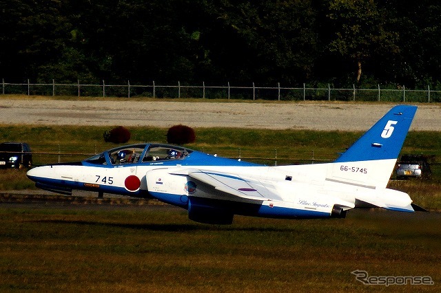 主にソロ演技を行う5番機。このあと急上昇に転じる。