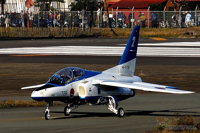 終盤で2番機のノーズに鳥がヒット。ノーズが陥没したために大事を取って演技飛行は3演目を残して中止となった。