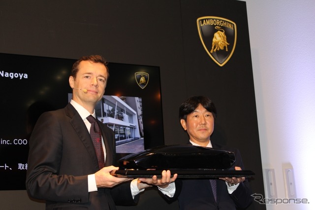 アウトモビリ・ランボルギーニS.p.A コマーシャル・ディレクターのフィンタン・ナイト氏(左)とランボルギーニ名古屋クインオート取締役副社長の宮定雄大氏(右)
