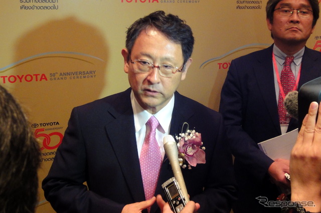 記者団の囲み取材に応じる豊田社長