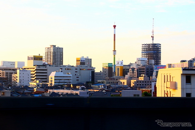 上越新幹線車内からの新潟駅前の風景