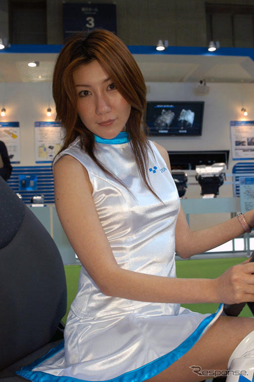 【東京モーターショー04】コンパニオン写真蔵…見ないでっ!