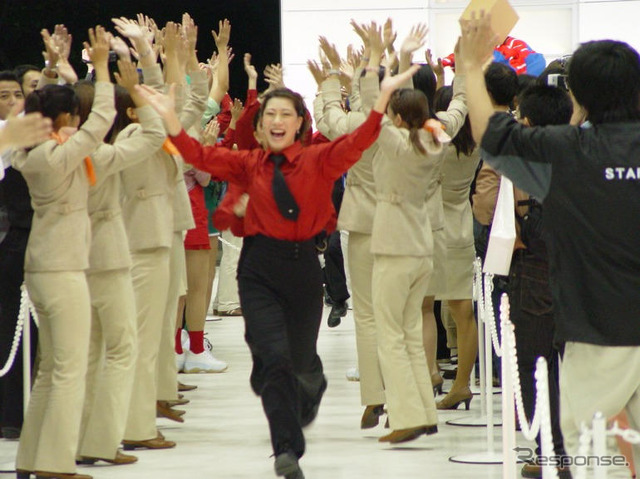 【東京モーターショー04】女性スタッフ全員参加…ダイハツフィナーレ