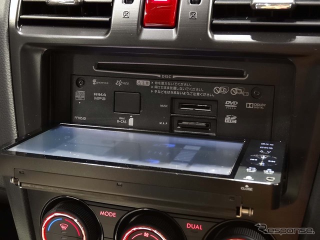 パネルを開くと二つのSDスロットが現れる。下がマップ用で、上が別売のSDカード用スロット。ここに音楽を録音する