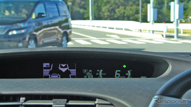 インストルメントパネルにある速度表示の隣に、車両周辺の交通環境が表示された