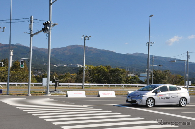トヨタ、ITS実験場でのデモンストレーション