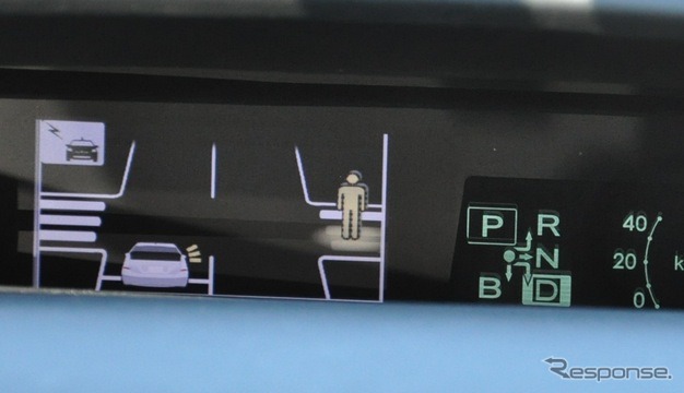 インストルメントパネルにある速度表示の隣に、車両周辺の交通環境が表示された。歩行者検知のようす