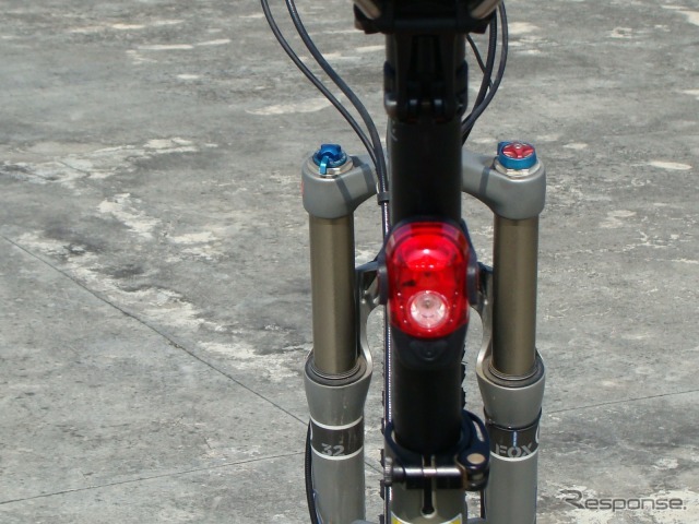 ユニコ・自転車用テールライト「AKSLEN TL-100S」