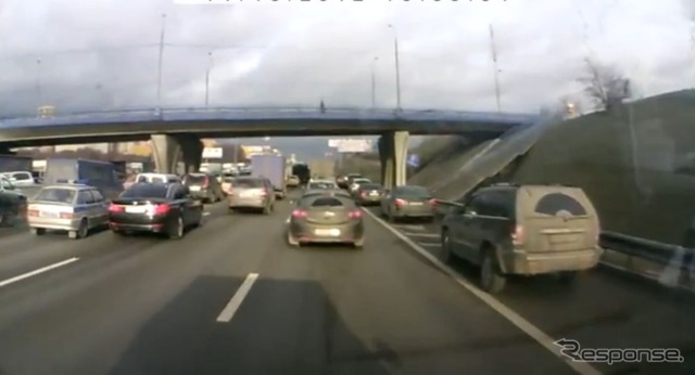 モスクワで撮影されたポリスカーとロシア政府高官の公用車の車線変更を巡る争い(動画キャプチャー)