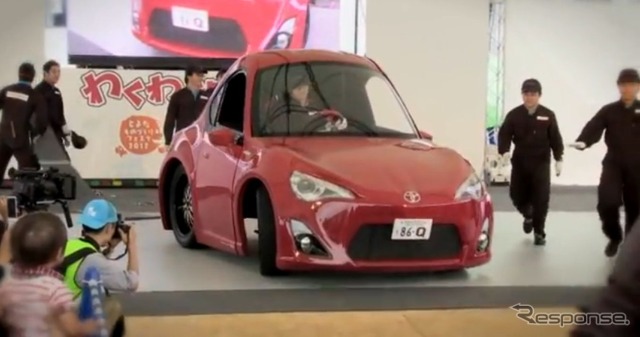 トヨタの技術者がイベントで製作した軽トラックベースのトヨタ86の実物大チョロQ(動画キャプチャ)