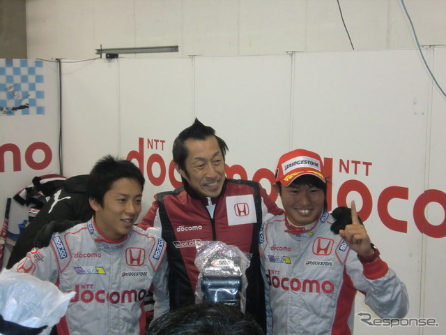 Fニッポンで今季躍進のダンディライアン勢。左から伊沢、村岡監督、今回ポールの塚越。