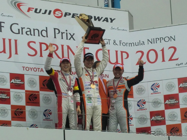 GT300第1レースの表彰台。左から2位の中嶋大祐、優勝の藤井誠暢、3位の松浦孝亮。