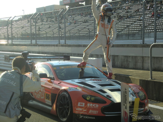 GT300第2レースを制し、大喜びの吉本大樹。