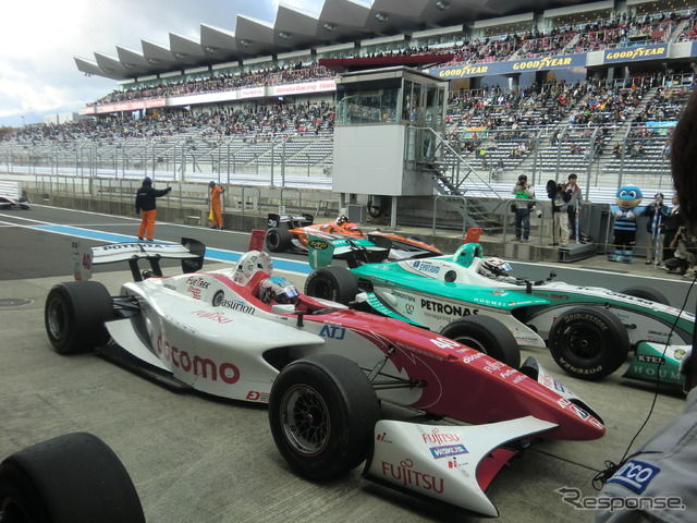 Fニッポン優勝の伊沢車。奥は1位入線も失格のロッテラー車。